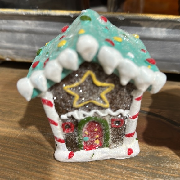 Set of 2 Gingerbread Houses - Picture 2 of 13